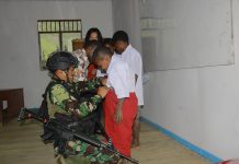 HUT Ke-62 Kostrad, Satgas YR 321/GT Bagikan Baju dan Tas Sekolah Anak-Anak Distrik Mbua Papua Pegunungan