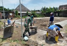 Wujud Kemanunggalan TNI dan Rakyat, Babinsa Bantu Pembuatan Lapangan Volly