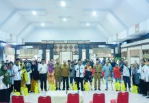 Jelang Lebaran, Baznas Jeneponto Bagikan Paket Untuk Keluarga Mustahik